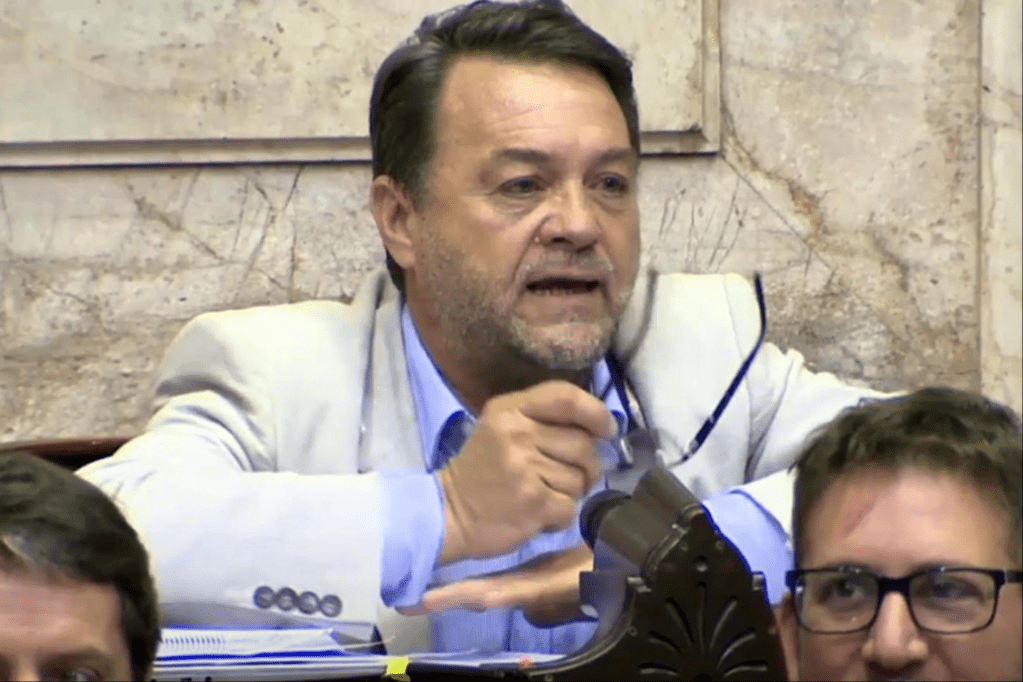 Cacho Bárbaro advirtió sobre el ajuste libertario: “La motosierra no era para la casta, era para los&nbsp;trabajadores”