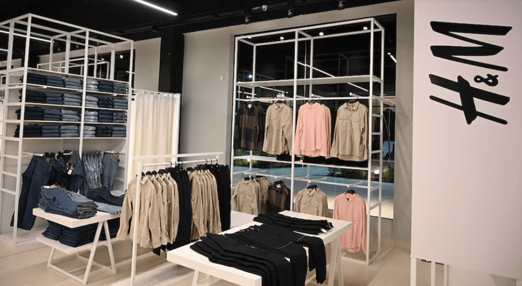 Una cadena de supermercados comenzó a vender ropa de H&M en la Argentina: en qué locales y a qué&nbsp;precios