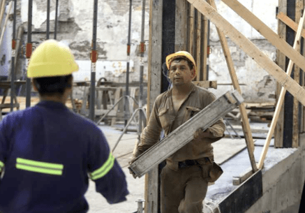 La reforma laboral abaratará 44% el costo por empleado: quién cubrirá la&nbsp;compensación