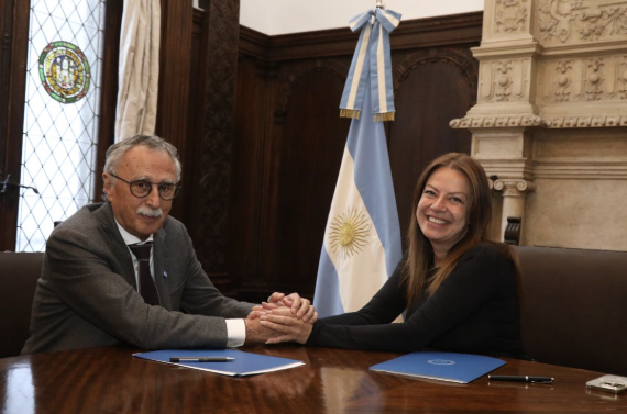Médicos recién egresados podrán obtener la matrícula junto al título universitario