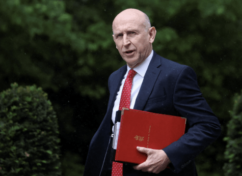 Renunció el ministro de Defensa británico por diferencias sobre el presupuesto militar