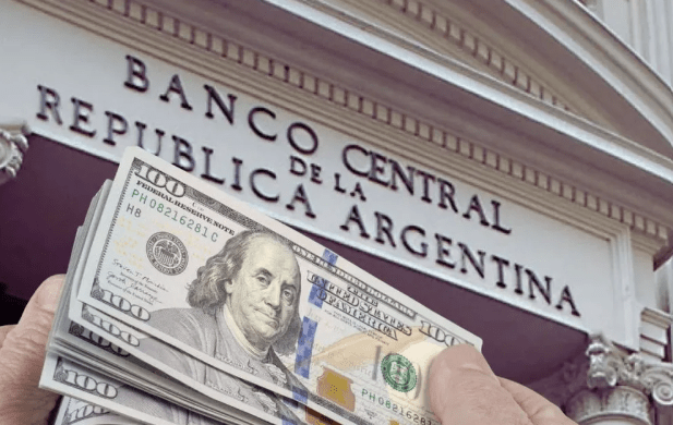 El Banco Central mantiene compras de dólares, aunque con menor intensidad