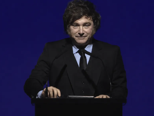 Milei volvió a criticar a los medios y defendió su gestión económica en un acto de la Fundación Faro