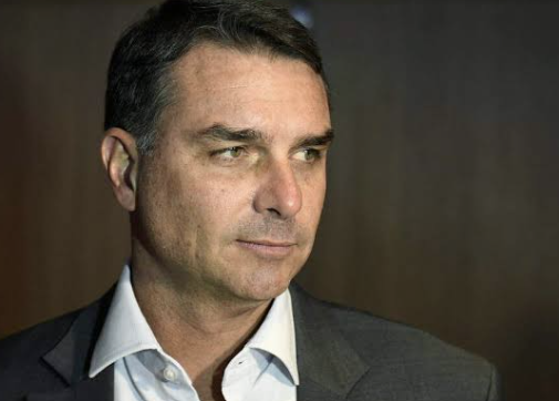 Una afiliación partidaria inesperada complica la candidatura de Flávio Bolsonaro