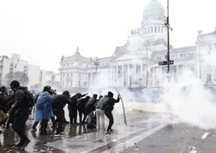 Se armó en el Congreso: la marcha universitaria terminó con choques entre manifestantes y la policía